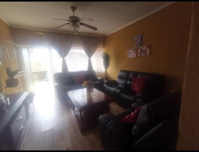 3 BEDROOM HOUSE FOR SALE IN BERTON PARK